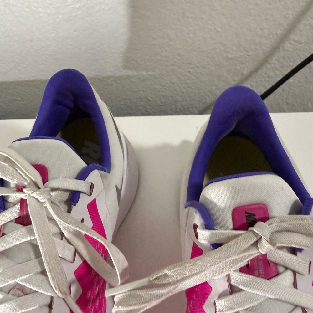 Nike Wmns Zoom Winflo 6 'White Fuchsia'
Nike / 
Sneakers / - Picture 4 of 9